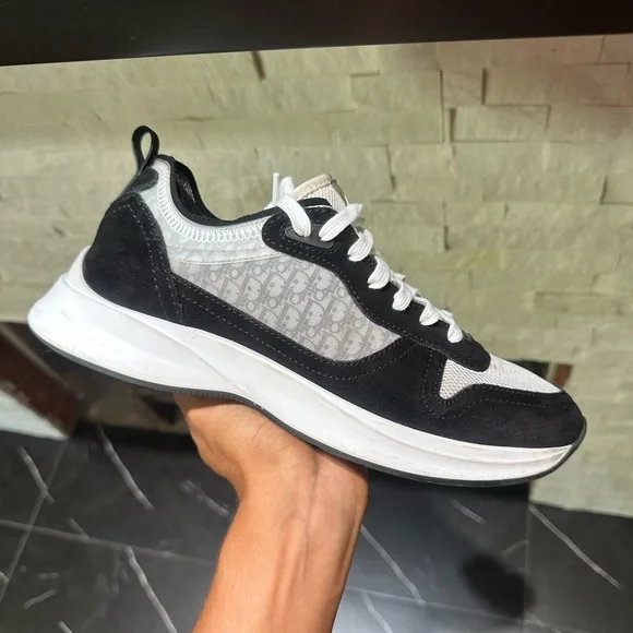 Dior b25 sneaker display picture 1